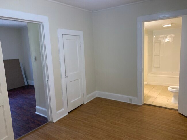 Building Photo - 212 Fairview Dr