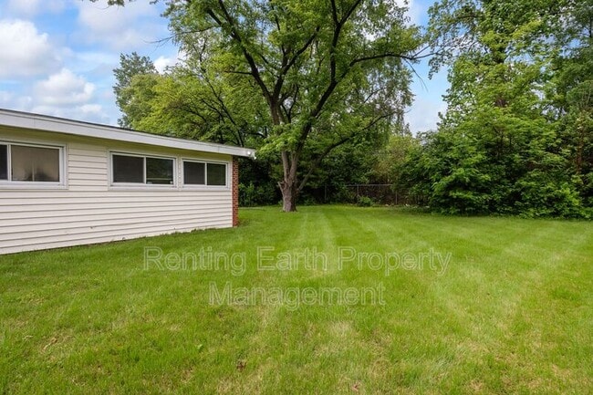 Building Photo - 6452 Evergreen Blvd