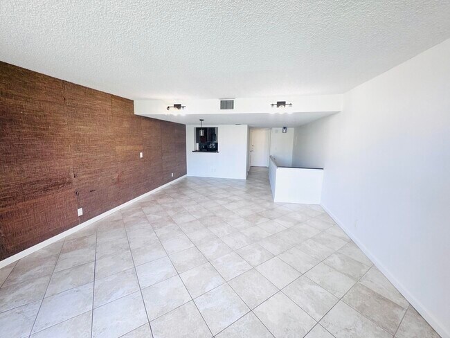 Building Photo - 2820 Tennis Club Dr