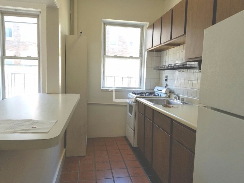 Building Photo - 229 Kelton St