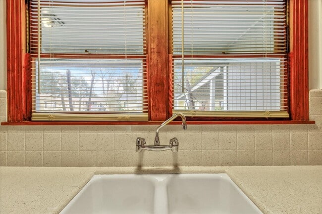 Building Photo - 640 Parsons Dr