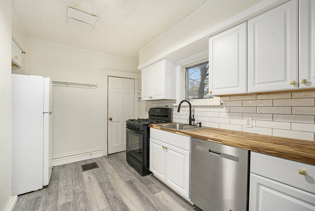 Building Photo - 434 Den Adel Ct
