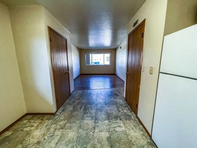 Building Photo - Cozy 2 Bedroom Lower Unit!