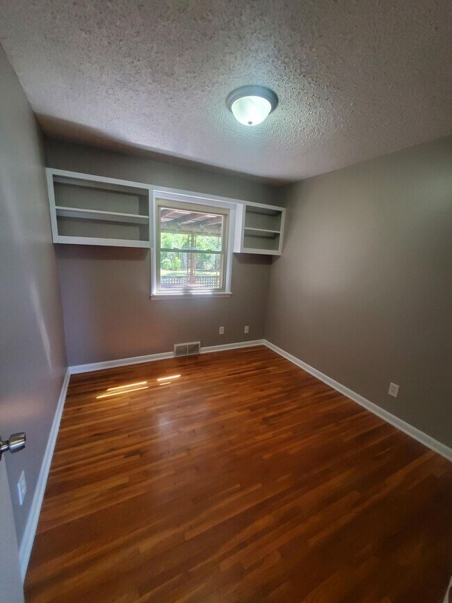 Building Photo - Single family home Recently renovated, mov...