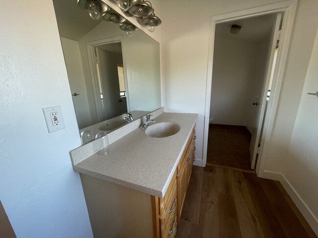 Building Photo - 5 bedroom Pet Friendly remodeled home in P...