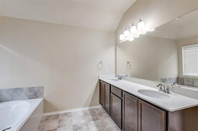 Building Photo - 1028 Lake Woodland Dr