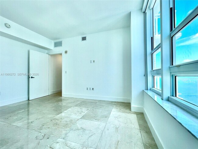 Building Photo - 950 Brickell Bay Dr
