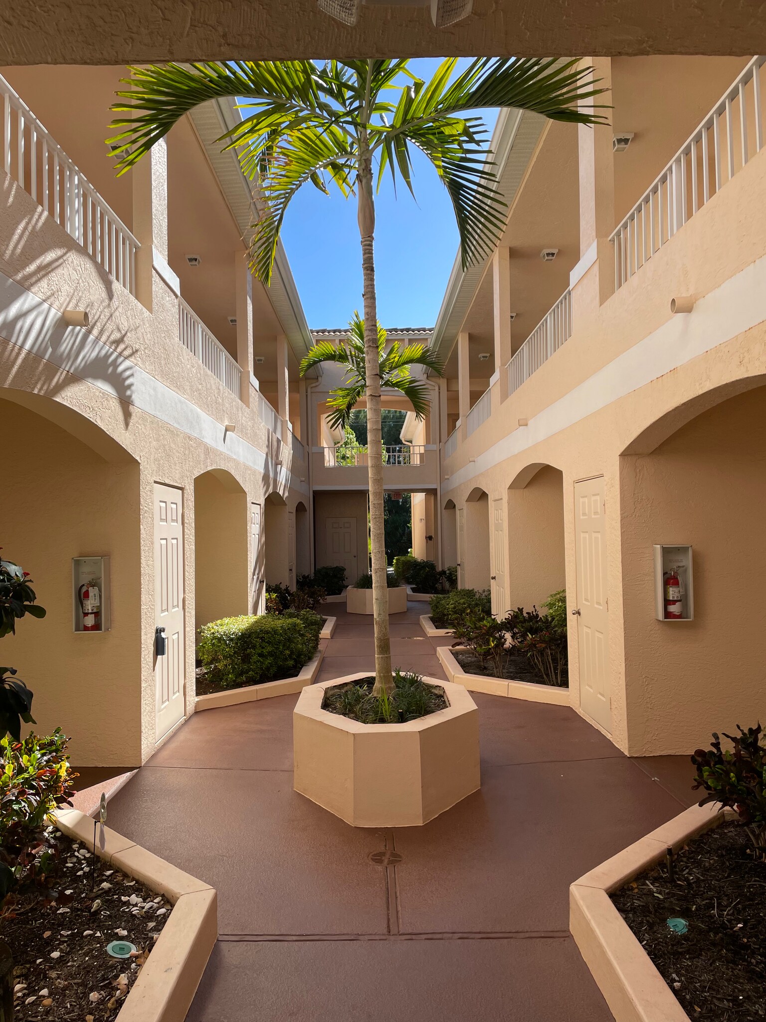 Courtyard - 1096 Woodshire Ln