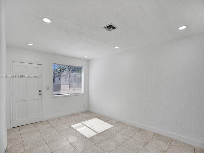 Building Photo - 708 N 20th Ave