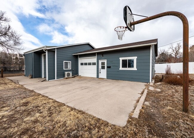 Building Photo - Centrally located Cute 2 Bed Bungalow with Garage
