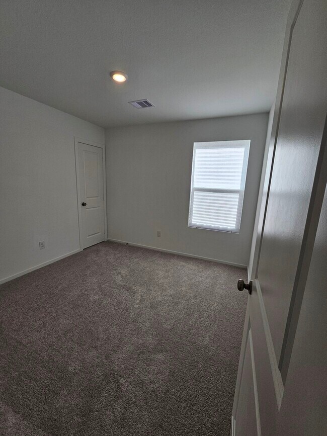 Building Photo - 393 Rd 590106