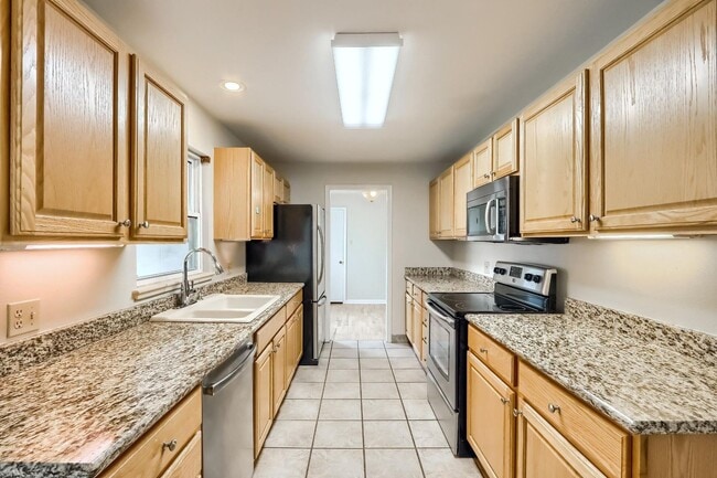 Building Photo - 2 Bedroom single family home in Denver