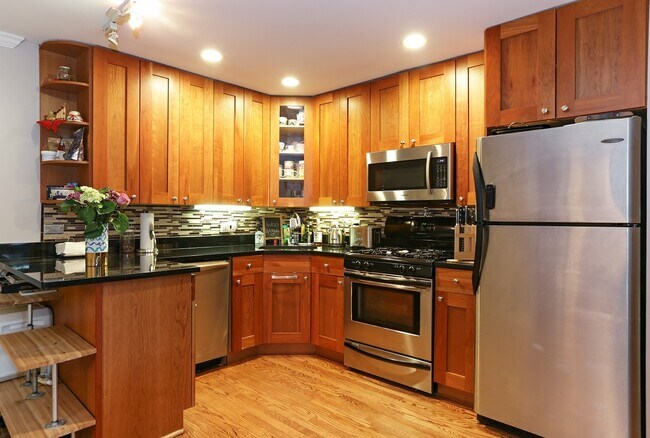 Building Photo - 2131 N Larrabee St