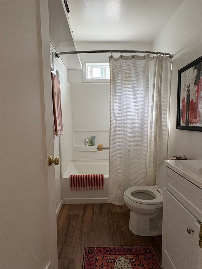 Building Photo - 2 bedroom, 2 bath