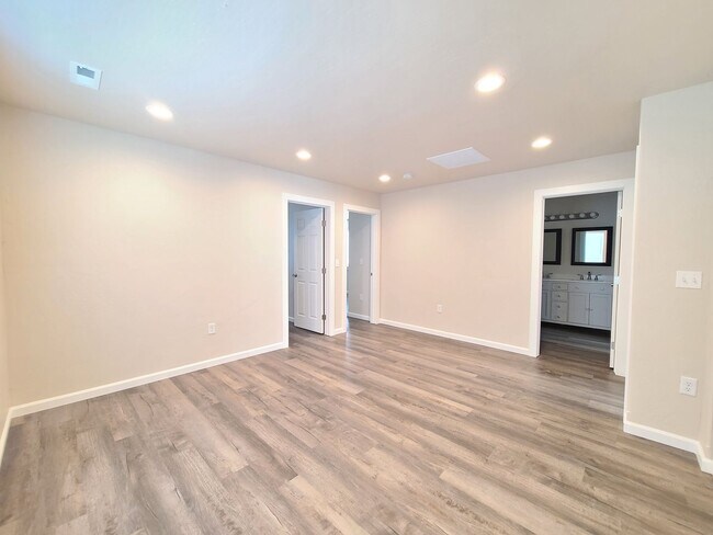 Building Photo - $2,350- 3 Bed / 2 Bath Beautiful Newer Bui...