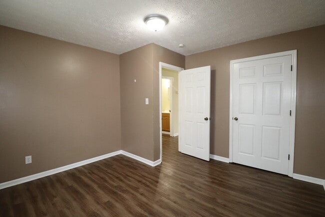 Building Photo - 319 Edgewood Dr