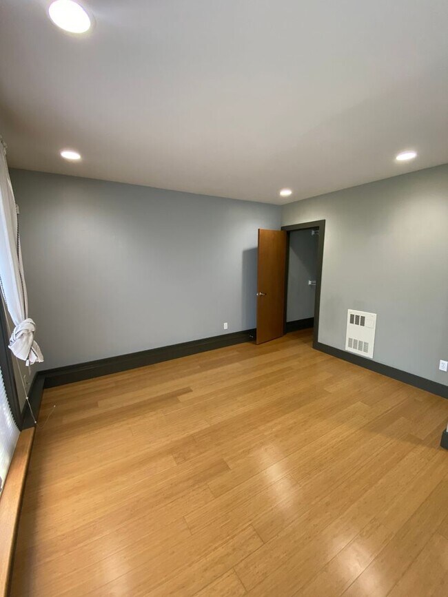 Building Photo - Modern Urban Living with Iconic Skyline Views  + 2 Weeks Free Rent