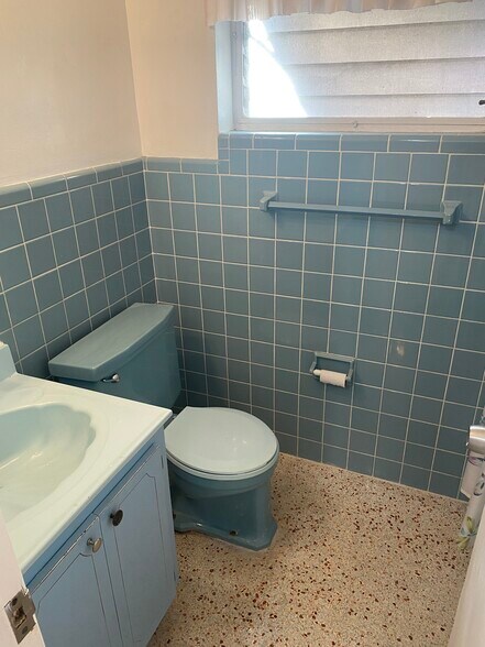 Building Photo - 1620 NE 110th Ter