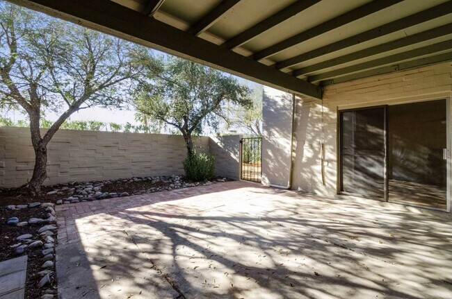 Building Photo - Cozzy Townhome with incredible mountain views! New Kitchen Appliances!