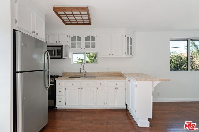 Building Photo - 4011 Sunset Dr