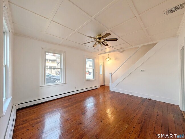 Building Photo - 102 Elm St