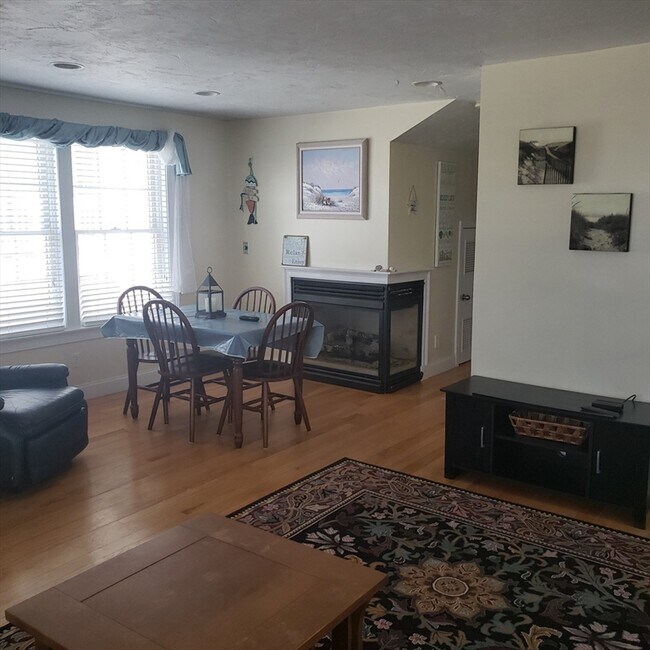 Building Photo - 398 B St