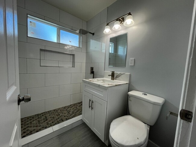 Building Photo - Remodeled & MOVE IN READY 2+1 duplex in Panorama City FOR LEASE!