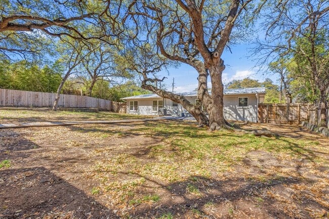 Building Photo - 11805 Pollyanna Ave