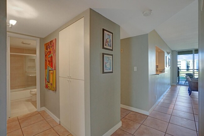 Building Photo - 1831 Sabal Palm Dr