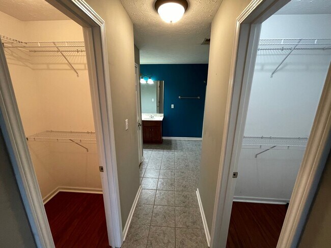 Building Photo - Beautiful Shelbyville Home For Rent