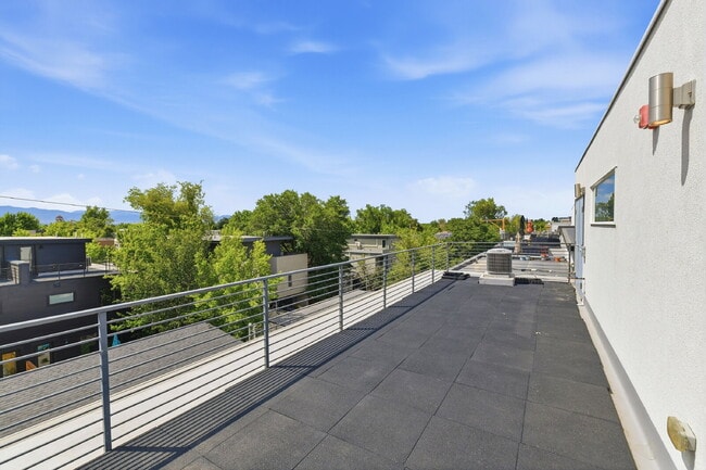 Building Photo - $3,640.95 with $300 Off the first month's rent, 2 Bed, 2.5 Bath Townhome in Denver with Rooftop P...