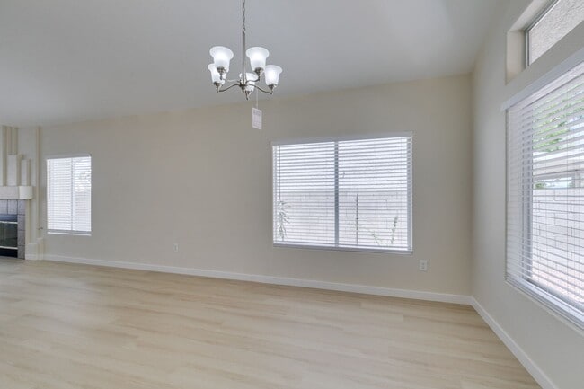 Building Photo - Stunning 3 Bedroom, 2.5 Bathroom Home in E...
