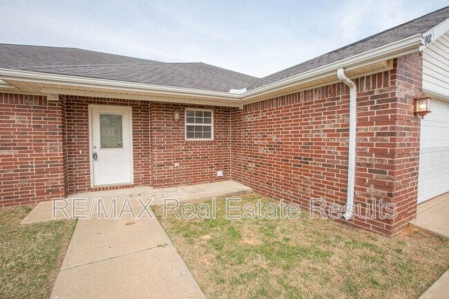 Building Photo - 1902 SW Fremont Rd