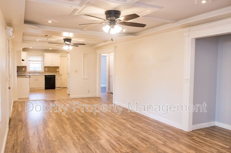 Building Photo - 604 S Cherokee St