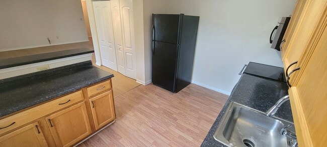 Building Photo - Conveniently Located Three Bedroom Condo