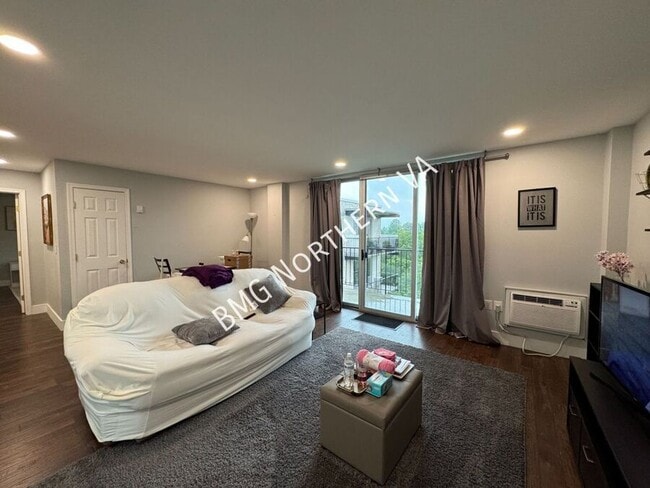 Building Photo - 3245 Rio Dr