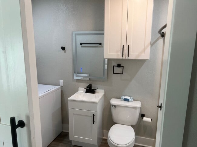 Building Photo - 4 Bed 2 Bath Apartment