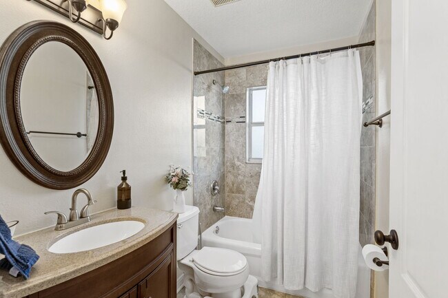 Building Photo - 545 Tuscanny St