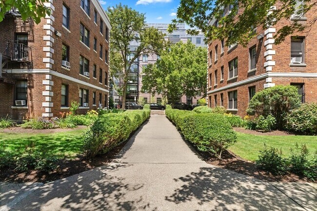 Building Photo - 66 Queensberry St