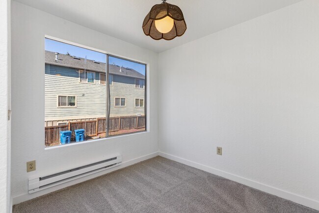 Building Photo - Spacious 1 Bedroom Apartment w/ Parking in...