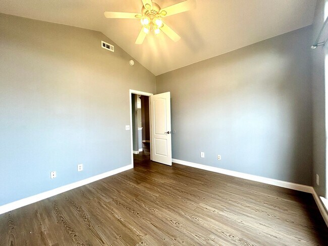 Building Photo - 3 bedroom 2 bath modern style home minutes from Centerton Main!!