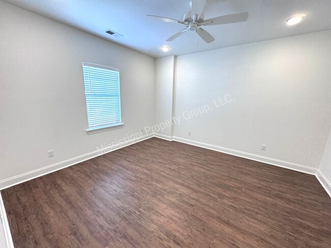 Building Photo - 3BR/3.5BA Stand Alone House in South Grove