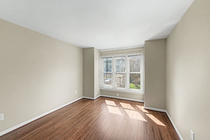 Building Photo - 265 Hillsboro Pl