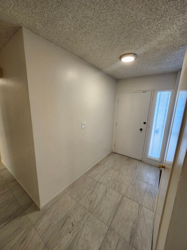 Building Photo - Newly Renovated! Spacious 4-Bed, 2-Bath Ho...