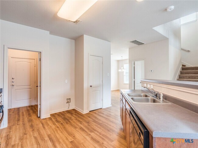 Building Photo - 209 Buckingham Dr