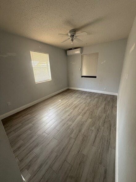 Building Photo - 4401 NE 15th Ter