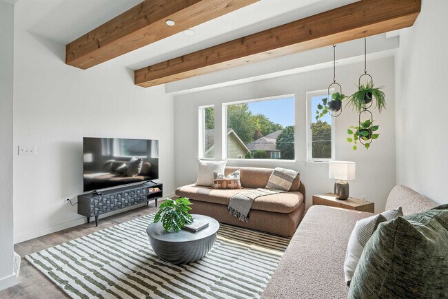 Building Photo - 925 NE 23rd Ave