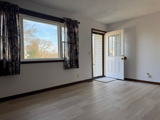 Building Photo - Comfortable 3-Bedroom Home with Park Access & Easy Commute