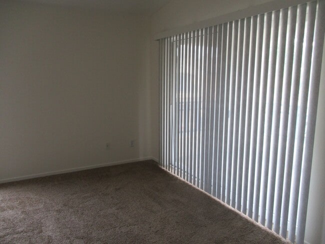 Building Photo - Very nice 2 bedroom 2 bath town home in Chula Vista.
