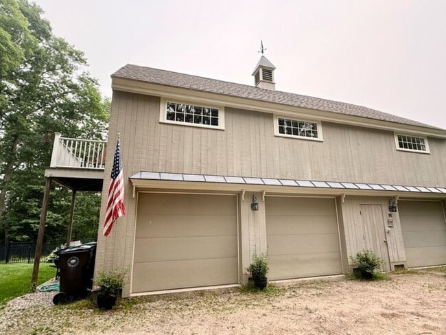 Building Photo - 11 Fox Run Rd